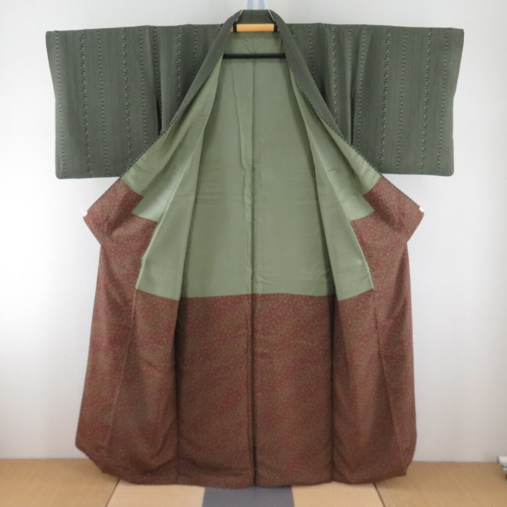 小紋 緑色x黒色 縦縞に唐草花模様 正絹 広衿 仕立て上がり着物 身丈155cm【中古】