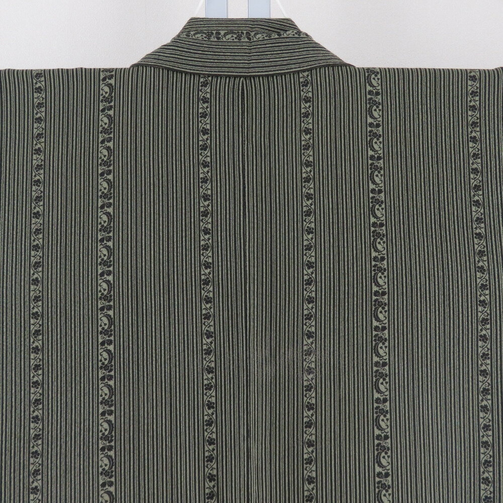 小紋 緑色x黒色 縦縞に唐草花模様 正絹 広衿 仕立て上がり着物 身丈155cm【中古】