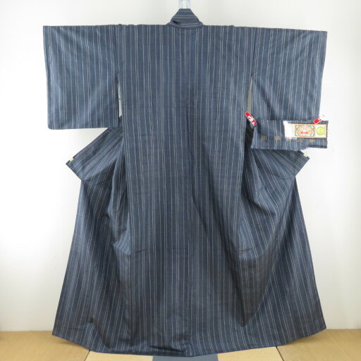 紬 着物 本場大島紬 証紙付 大島紬美幸謹製 袷着物 広衿 青紺色 縞柄 正絹 カジュアル着物 仕立て上がり 身丈161cm 紬 着物 本場大島紬 証紙付 大島紬美幸謹製 袷着物 広衿 青紺色 縞柄 正絹 カジュアル着物 仕立て上がり 身丈161cm
