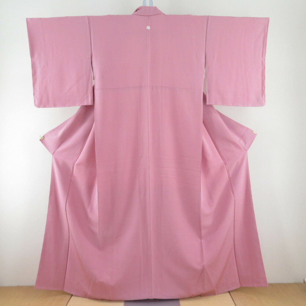 Rakuten - 色無地 袷 ピンク色 一つ紋 蔦紋 広衿 正絹 仕立て上がり 身丈158cm【中古】