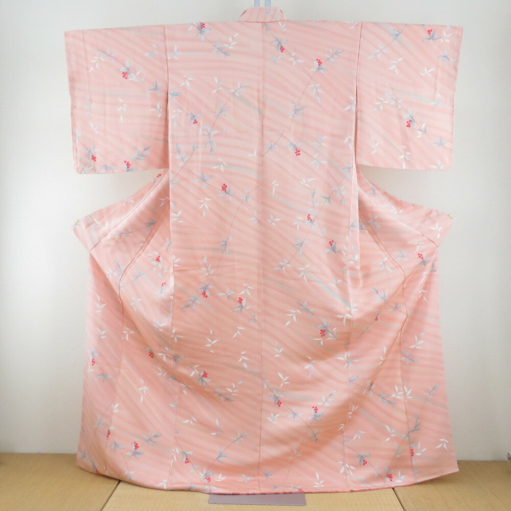 Rakuten - 小紋 袷 サーモンピンクx灰色 南天模様 正絹 広衿 仕立て上がり着物 身丈168cm【中古】
