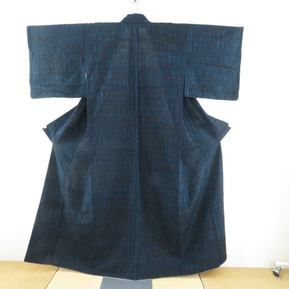 Rakuten - 紬 着物 単衣 幾何学模様 黒色x紺色x赤色 広衿 正絹 胴抜き 仕立て上がり着物 身丈157cm【中古】