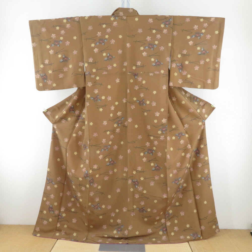 Rakuten - 小紋 広衿 ポリエステル 茶色x黄色 椿と梅に松葉模様 カジュアル 仕立て上がり 身丈163cm【中古】