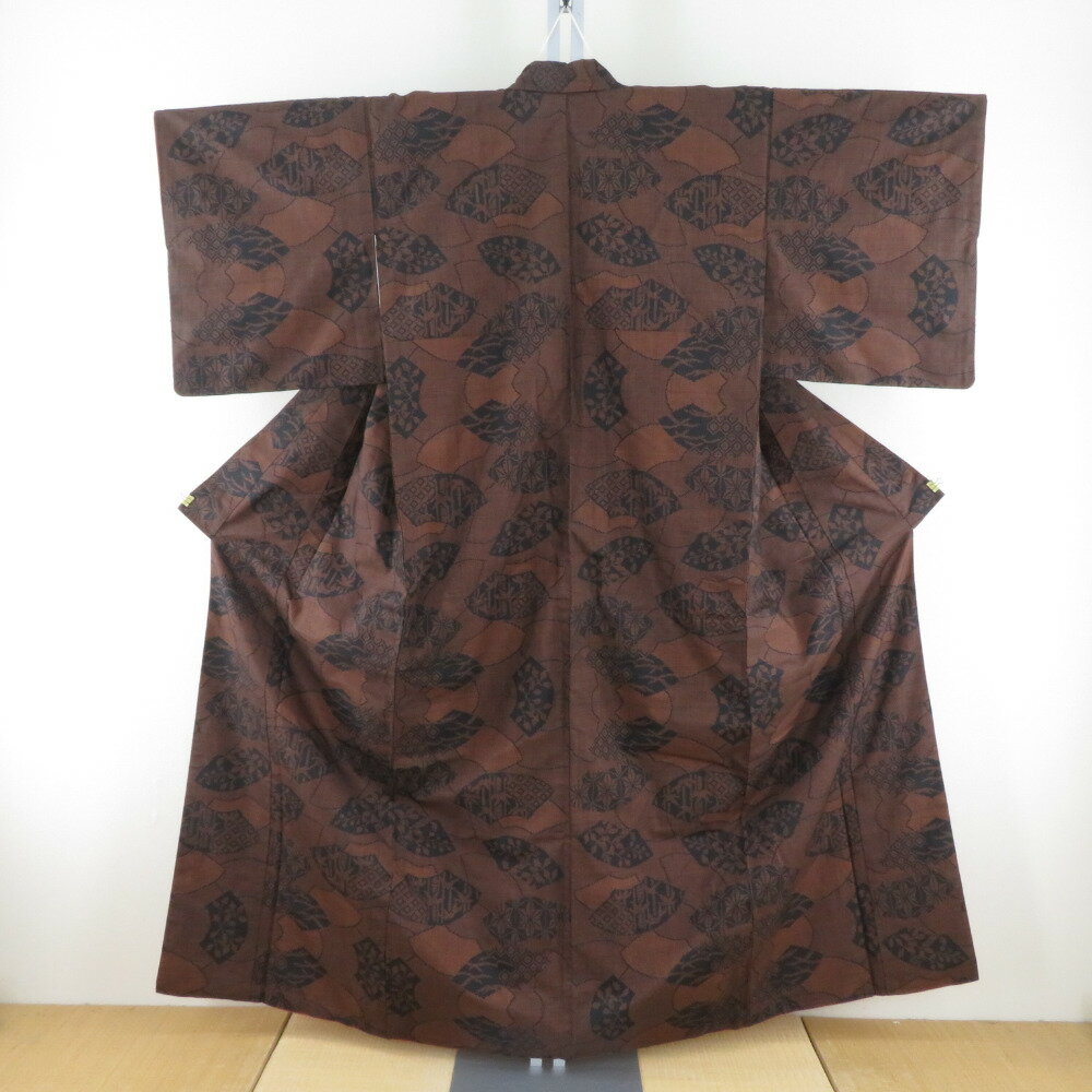 紬 着物 大島紬 扇子模様 黒色xオレンジ色 袷 バチ衿 絹 仕立て上がり着物 身丈157cm