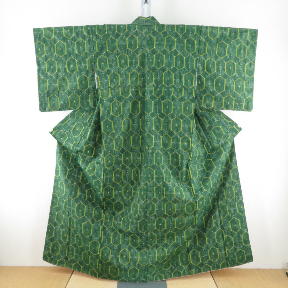 商品コードki7896AB アイテム紬 着物 対象レディース カラー 緑色 x 黄色 品質表示絹 サイズ 身丈(肩から)：159cm裄丈：66cm袖丈：49cm前幅：24cm後幅：29cm 保証期間初期不良（到着から1週間）のみ 商品状態 状態ランク 4：やや傷や汚れあり 全体 八掛に薄いシミがございます。 商品説明 カジュアルな紬着物でございます。 名古屋帯と合わせて、お出かけ、お稽古、観劇、芸術鑑賞、お食事、カジュアルパーティーなど様々な用途にご活用頂けます。