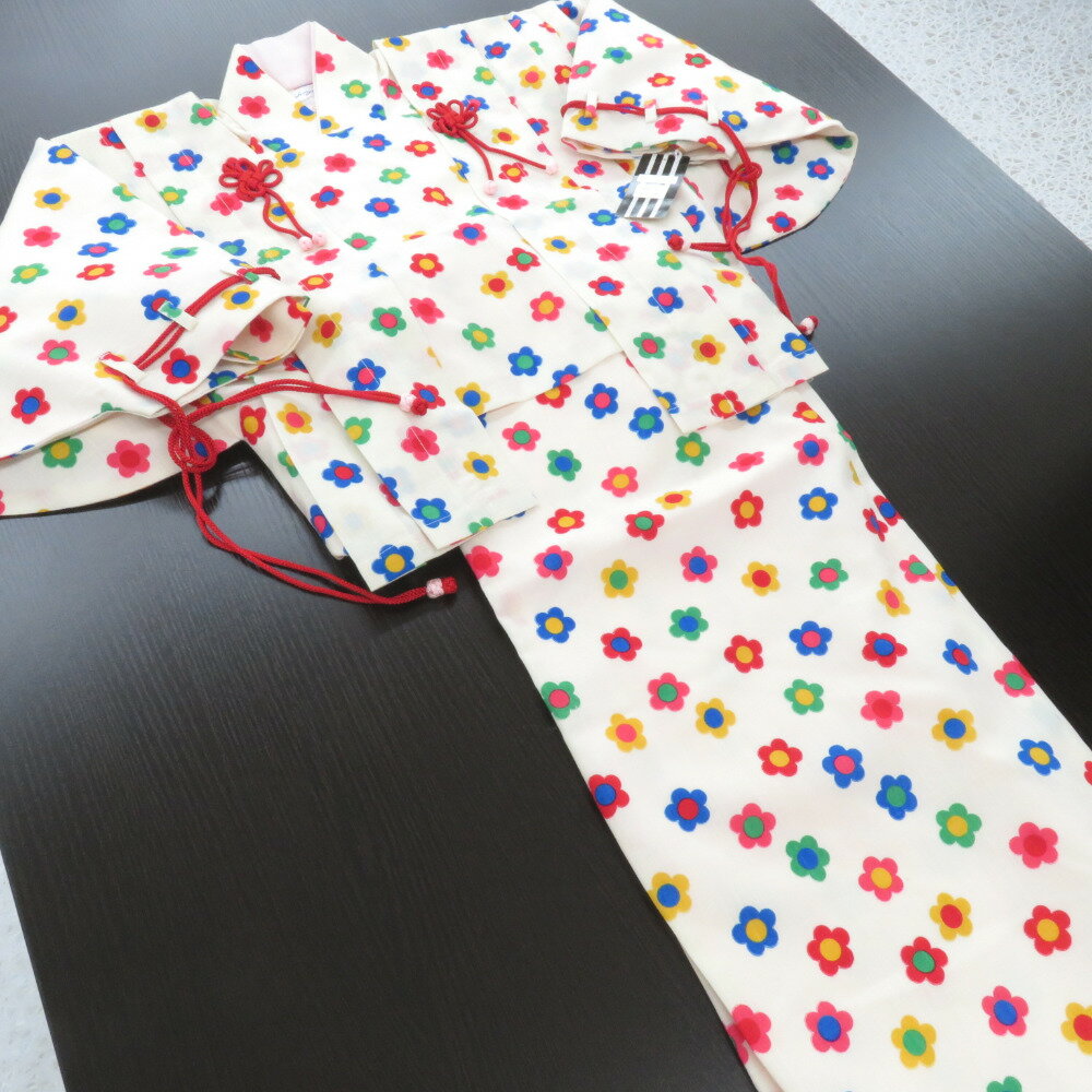 商品コードki8025AB アイテムその他着物 対象ガールズ カラー 白 x マルチカラー 生産国日本製 サイズ 素材 ウール97％ ナイロン3％ 保証期間初期不良（到着から1週間）のみ 商品状態 状態ランク 6：使用感なく未使用に近い 商品説明 白地にカラフルな花柄がデザインされた子供用ウール混 二部式着物セットです。 同柄の二部式着物と被布が付いています。 お子様の体格によりますが、大体7～8才用です。 着物上：裄約54cm 身丈約43cm スカート部分：丈約74cm 横幅約85cm 被布：丈約49cm 表地：ウール97％ ナイロン3％ 裏地：ポリエステル100% 日本製