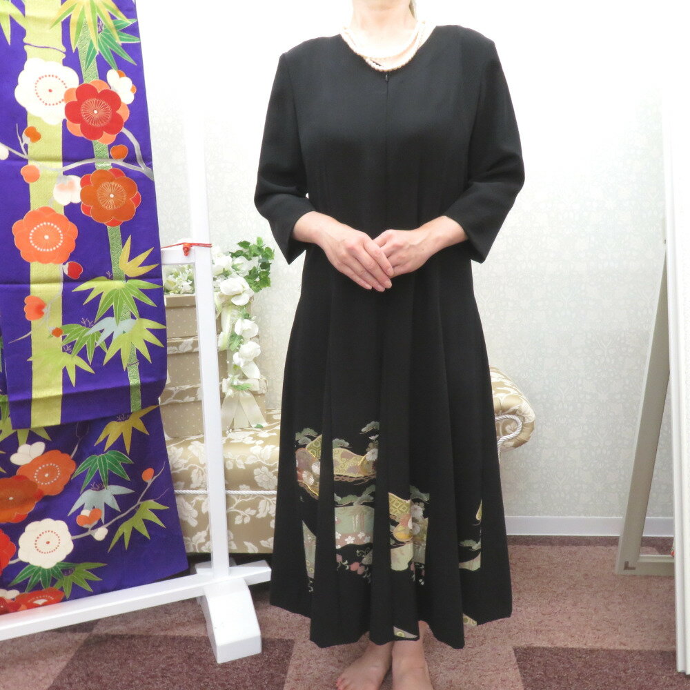 黒留袖 黒留袖ワンピース 松に花々文様 正絹 箔入り Mサイズ 礼装 フォーマル 留袖ドレス 仕立て上がり 着物リメイク【中古】