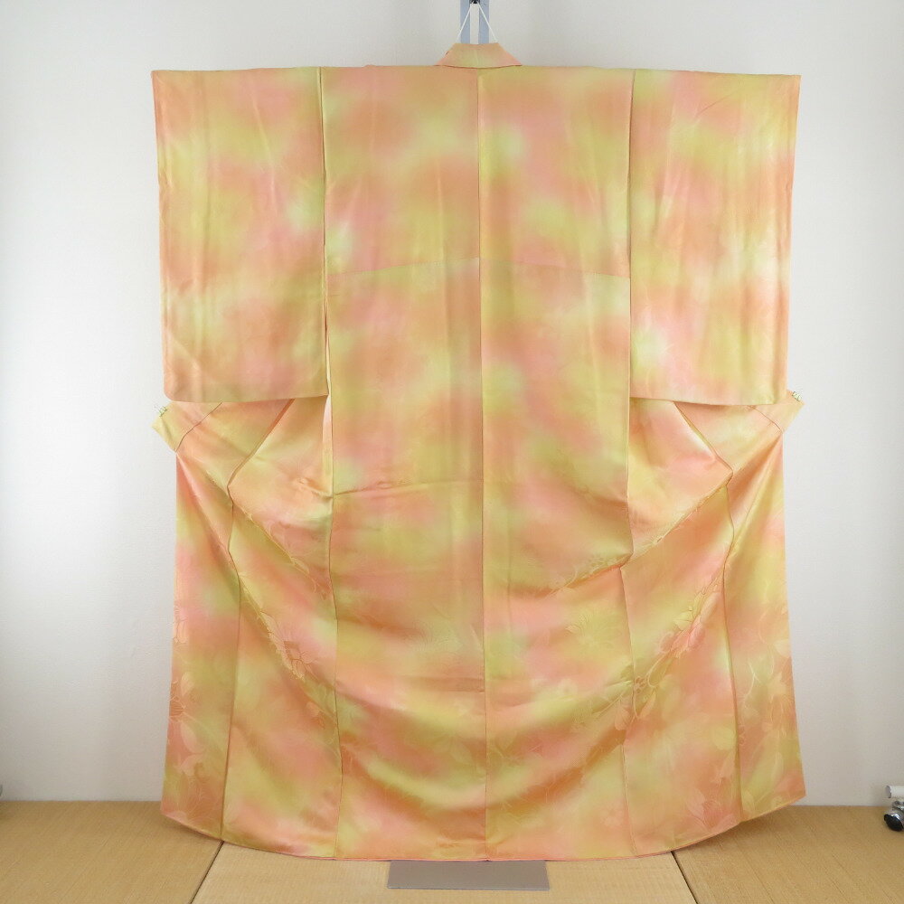 商品コードki8305AB アイテム色無地 対象レディース カラー 黄色 x 薄オレンジ色 品質表示正絹 サイズ 身丈(肩から)：166cm裄丈：63cm袖丈：64cm前幅：24.5cm後幅：30cm 保証期間初期不良（到着から1週間）のみ 商品状態 状態ランク 5：目立った傷や汚れなし 全体 背中下と八掛に薄い汚れが数ヵ所ございますが、全体的に状態は良好です。 商品説明 ぼかし色無地で鮮やかな色合いの着物でございます。袖丈は長めです。