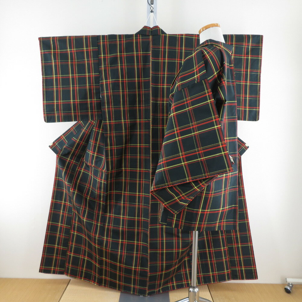 紬 着物 アンサンブル 羽織付き セット 格子模様 袷 バチ衿 黒色x赤色x黄色 正絹 カジュアル 仕立て上がり 身丈158cm【中古】
