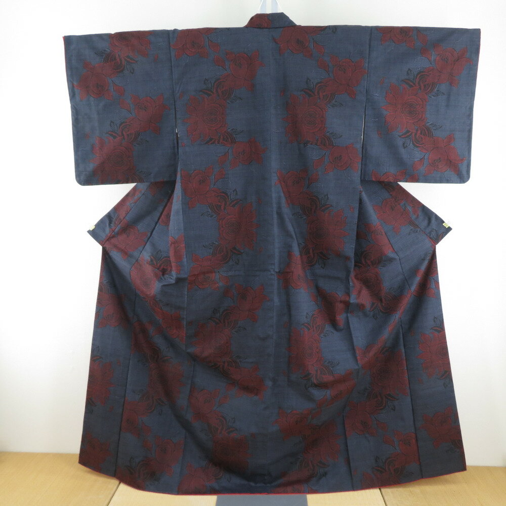 紬 着物 大島紬 紺色x赤色 薔薇模様 袷 バチ衿 正絹 仕立て上がり着物 身丈163cm【中古】