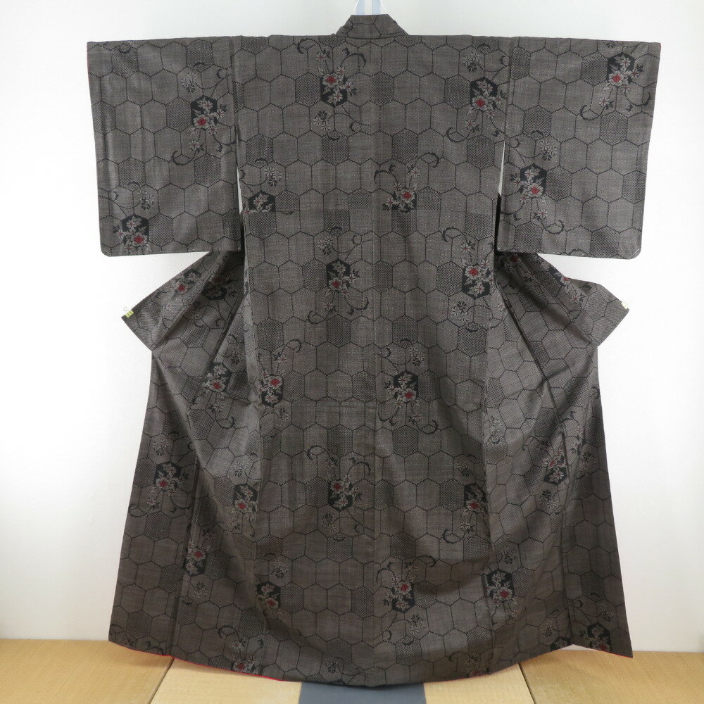 Rakuten - 紬 着物 大島紬 黒色x茶色x赤色 亀甲に小花模様 袷 広衿 正絹 仕立て上がり着物 身丈159cm【中古】