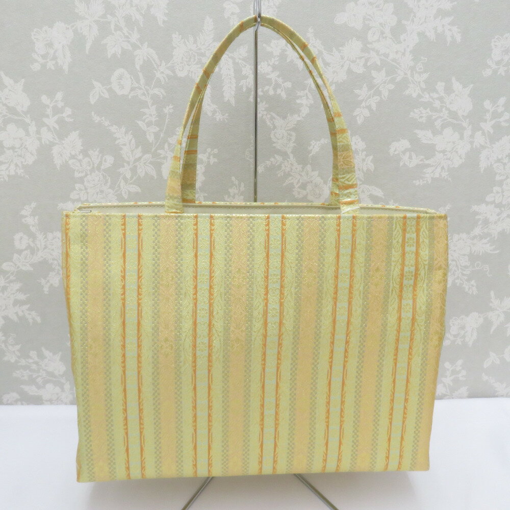 商品コードki8565AB アイテム和装バッグ 対象レディース カラー ゴールド 生産国日本製 品質表示ベンベルグ サイズ 幅：32cm x 高さ：24.5cm x マチ：8cm 保証期間初期不良（到着から1週間）のみ 商品状態 状態ランク N：新品・新古品 商品説明 結婚式や披露宴の黒留袖や色留袖、訪問着をはじめ、入学式やパーティーなどフォーマルなシーンでのサブバッグとして。 お出かけやお稽古などのメインバッグとして。 どのような色のお着物にも合わせやすく、おひとつあると重宝します。 年代を問わず、長くお使い頂ける和装品です。 【品質表示】 縦糸：ベンベルグ95％　ナイロン5％ 横糸：レーヨン（一部金属糸含む）