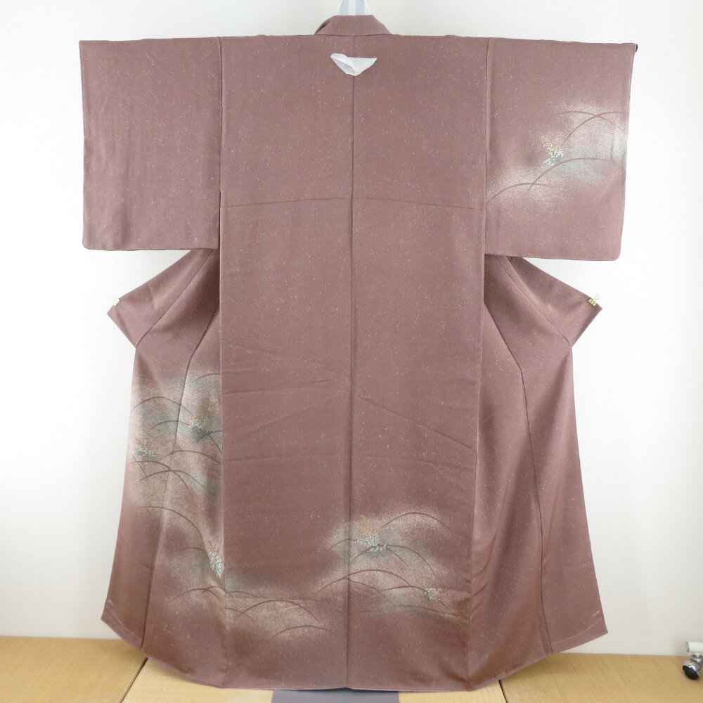 Full-Length Under-Kimono - 付下げ 袷 茶色x薄緑色 タタキ染め 刺繍入り 芝に葉紋様 一つ紋入り 剣片喰紋 広衿 正絹 仕立て上がり着物 身丈155cm【中古】