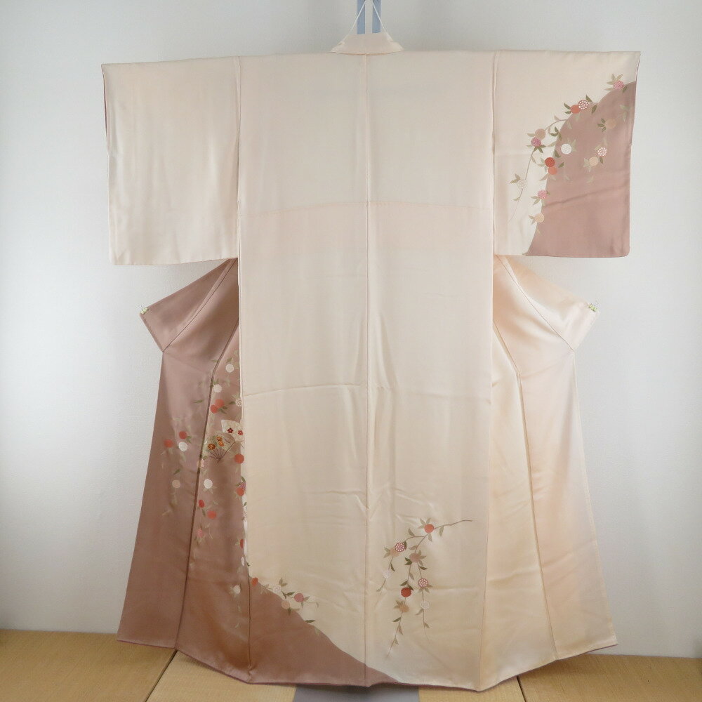 Rakuten - 付下げ 袷 薄オレンジ色x茶色 パステル系 ベージュ系 扇子に菊紋様 刺繍入り 金糸 広衿 正絹 仕立て上がり着物 身丈154cm【中古】