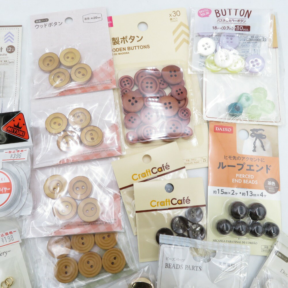 DAISO (ダイソー) 裁縫道具 【まとめ売り】 36点セット ウッドボタン アレンジパーツ アンティークボタン ビーズ かしめ玉 装飾パーツ 手芸 ハンドメイド 未使用品【中古】