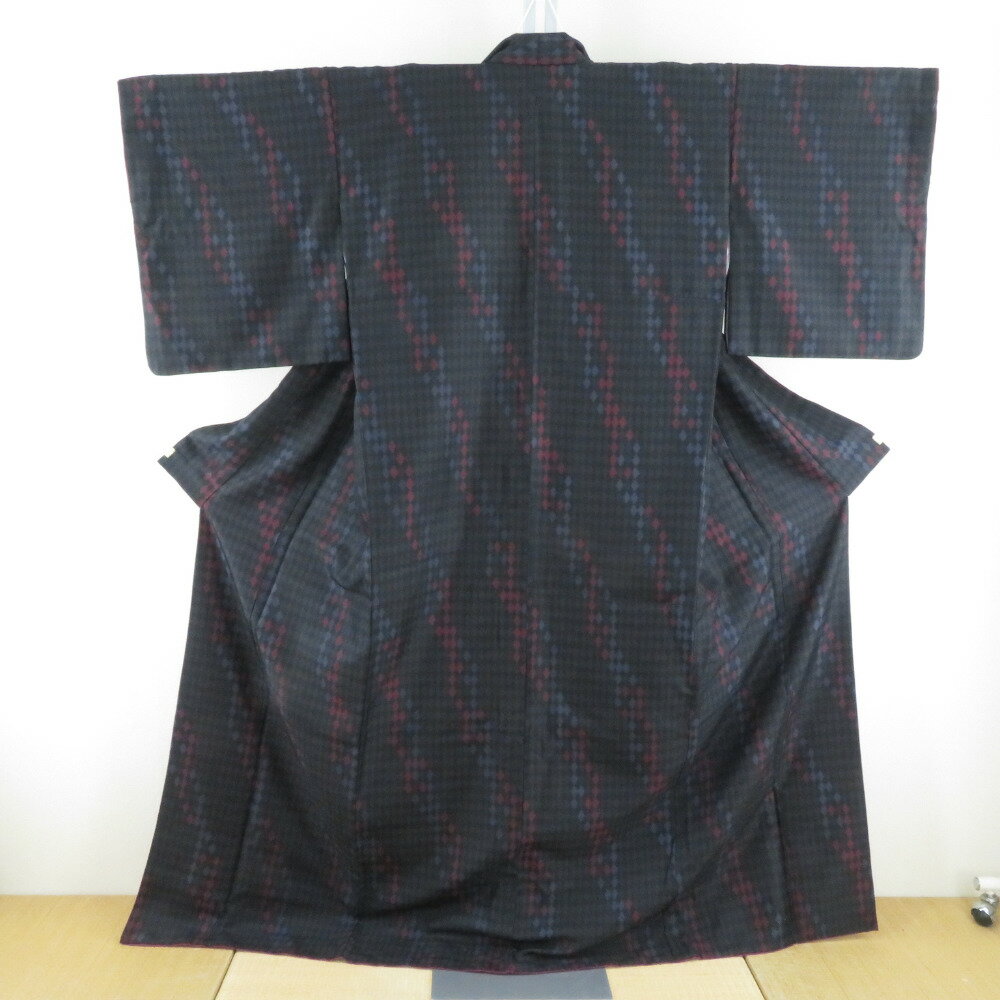Rakuten - 小紋 広衿 ポリエステル 黒色xエンジ色x紺色 菱型模様 カジュアル 仕立て上がり 身丈167cm【中古】