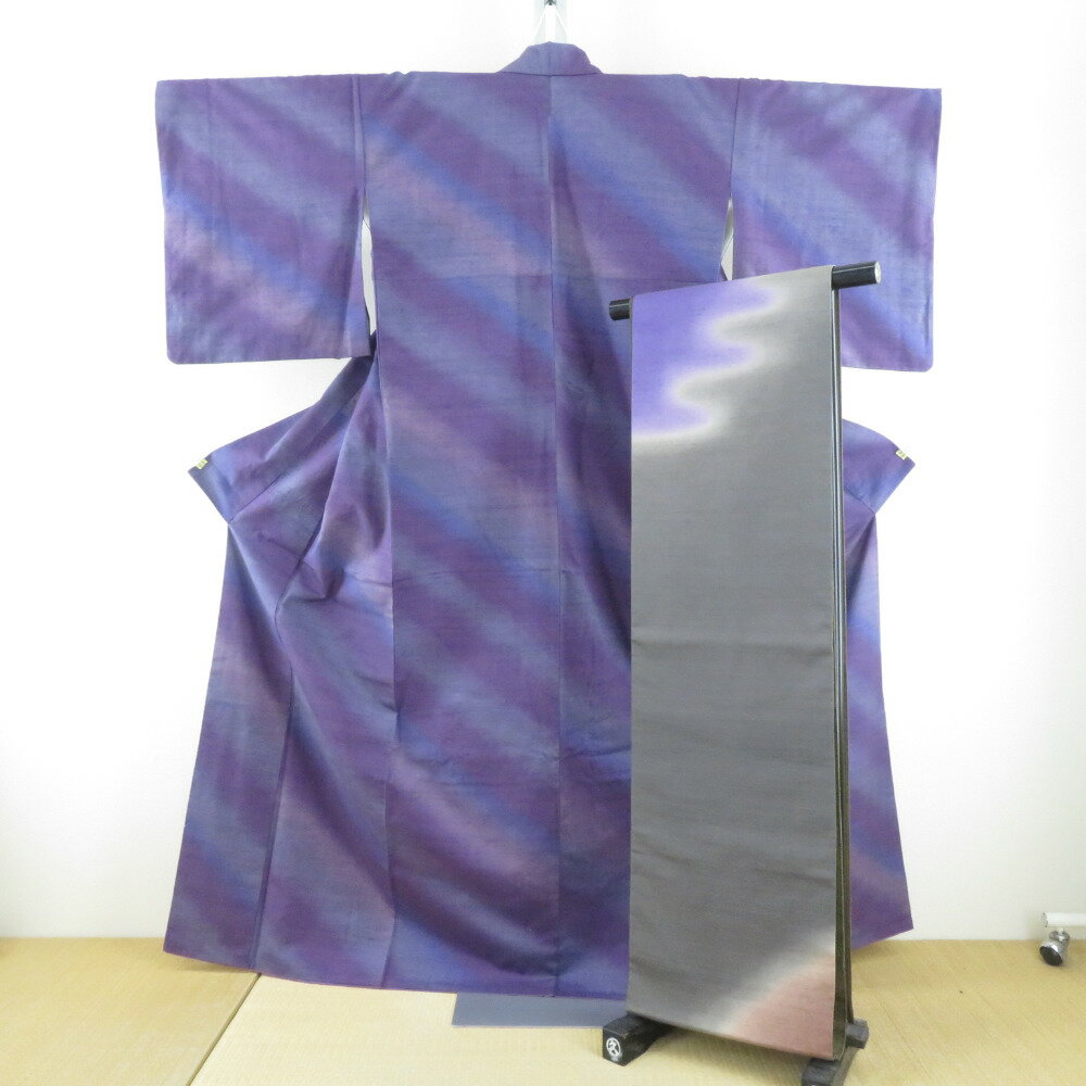 商品コードki8909AB アイテム紬 着物 対象レディース カラー ブルー系 x 青 黒 緑 紫 赤 品質表示正絹 サイズ 身丈(肩から)：162cm裄丈：66cm袖丈：49cm前幅：24cm後幅：30cm 保証期間初期不良（到着から1週間）のみ 商品状態 状態ランク 5：目立った傷や汚れなし 全体 状態は良好です。 商品説明 とてもかっこいい漢方染めの美しい紬着物と帯のセットでございます。着物も帯も同じ作家さんの作りです。帯もカラフルで色々なコーディネートが楽しめます。 洒落袋帯のサイズは： 長さ：約440cm 巾：約30.4cm カジュアルお洒落のスタイルなので、お出かけ、お稽古、観劇、芸術鑑賞、お食事、カジュアルパーティーなど様々な用途にご活用頂けます。