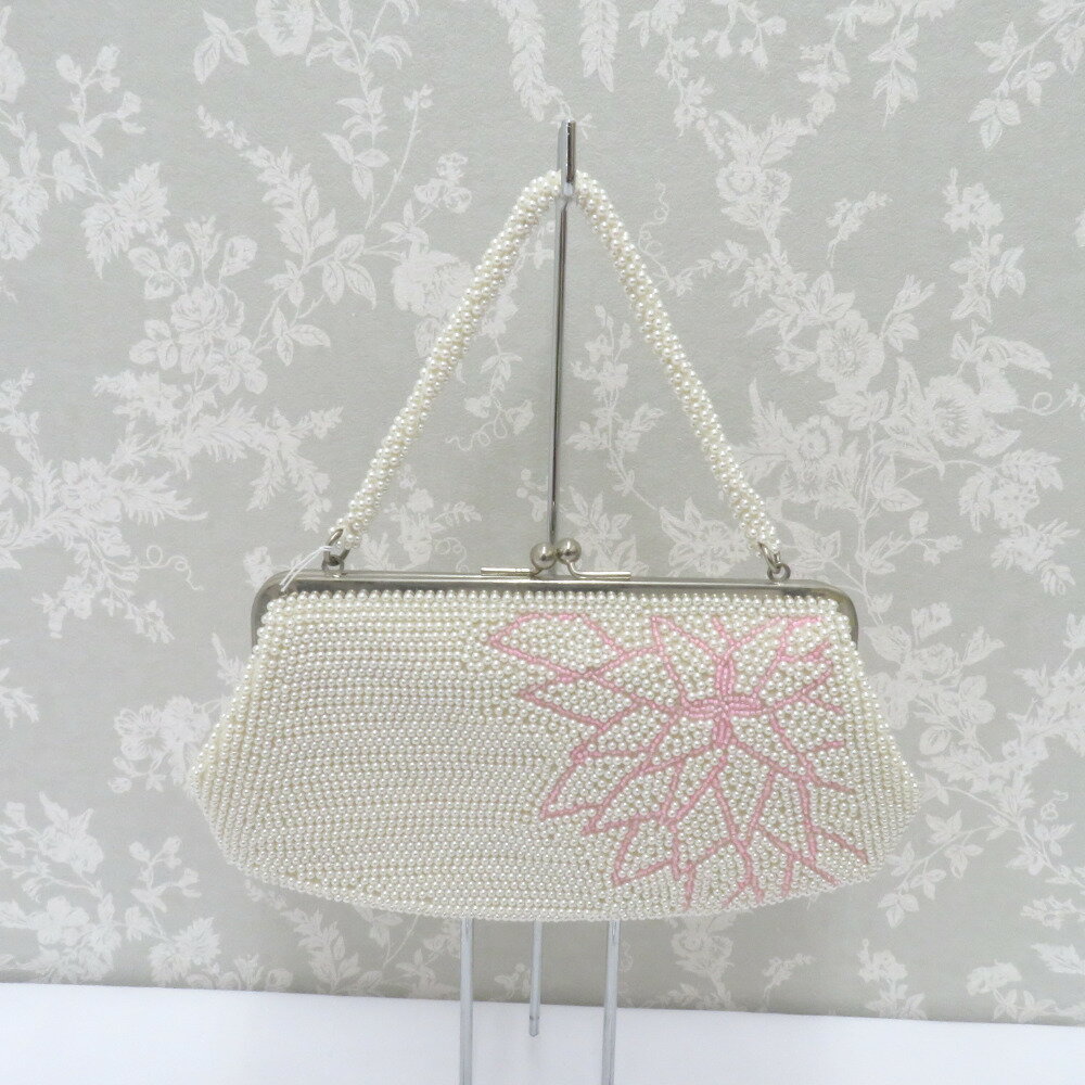 商品コードki9140AB アイテム和装バッグ 対象レディース カラー ホワイト×ピンク サイズ 幅：24cm x 高さ：12cm x マチ：3cm 保証期間初期不良（到着から1週間）のみ 商品状態 状態ランク 4：やや傷や汚れあり 全体 内側に薄いシミとキズがあります。 商品説明 レトロでかわいいビーズバッグです。 和装にも洋装にもコーディネートしてお使いいただけます。 縦：約12cm 横：約24cm マチ：約3cm ハンドル高さ：約11cm 内ポケット付き ★画像はできるだけ実物に近いように撮影しておりますが、光の加減やお使いのブラウザ環境などにより見え方が違う場合があることを予めご理解の上ご購入をお願い致します。