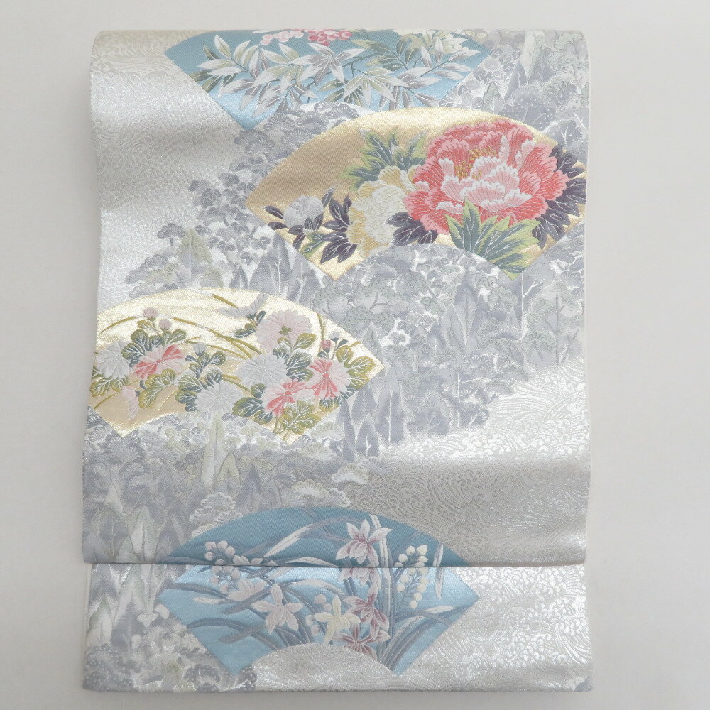 商品コードki8994AB アイテム袋帯 対象レディース カラー 銀色 x 多色 品質表示正絹 サイズ 幅：31cm全長：448cm 保証期間初期不良（到着から1週間）のみ 商品状態 状態ランク 5：目立った傷や汚れなし 全体 裏に少々薄い汚れがございますが、全体的に状態は良好です。 商品説明 豪華な袋帯でございます。パステル系で女性らしくてかわいいです。フォーマル向けです。