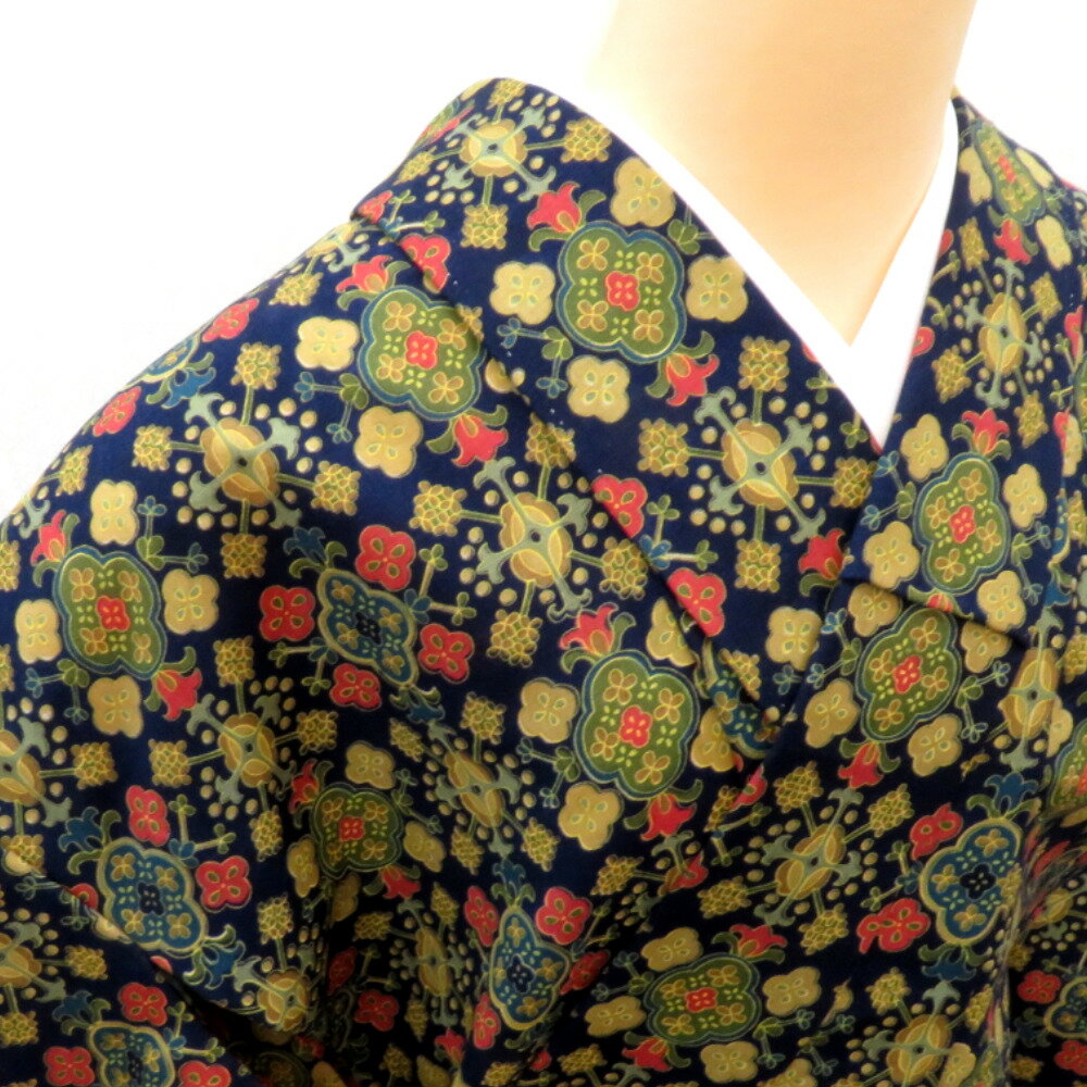 商品コードki9118AB アイテムウール着物 対象レディース カラー 紺×カーキ緑ピンクベージュ青 x マルチカラー 品質表示ウール サイズ 身丈(肩から)：158.8cm裄丈：63.1cm袖丈：50.6cm前幅：22.3cm後幅：27.6cm 保証期間初期不良（到着から1週間）のみ 商品状態 状態ランク 5：目立った傷や汚れなし 商品説明 花モチーフのデザインがステキです。 普段着、カジュアル着物にぴったりのウール着物です。 バチ衿　 単衣仕立て ドライクリーニングがおすすめですが、ウール着物ですので自宅で手洗い洗濯もできます。 ★画像はできるだけ実物に近いように撮影しておりますが、光の加減やお使いのブラウザ環境などにより見え方が違う場合があることを予めご理解の上ご購入をお願い致します。