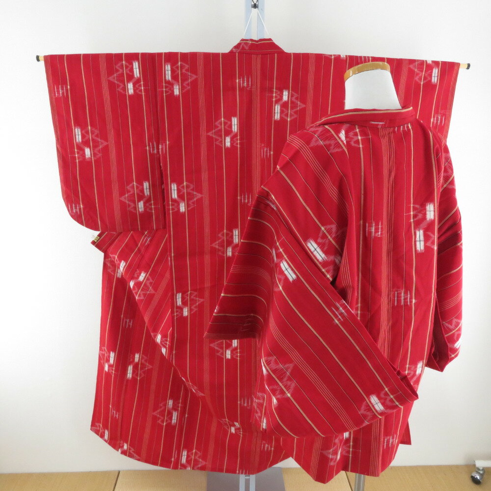 ウール着物 アンサンブル 着物と羽織2点セット 単衣 赤色x黄色 縞に絣と燕模様 バチ衿 小さいサイズ カジュアルきもの 普段着物 仕立て上がり 身丈145cm【中古】