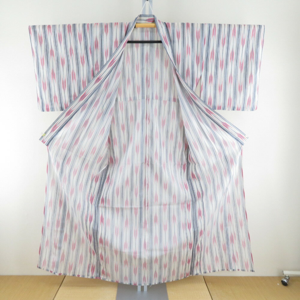 夏着物 単衣 絽 ポリエステル 白色xピンク色x薄青色 夏用 小紋 矢羽根模様 バチ衿 仕立て上がり 身丈158cm【中古】