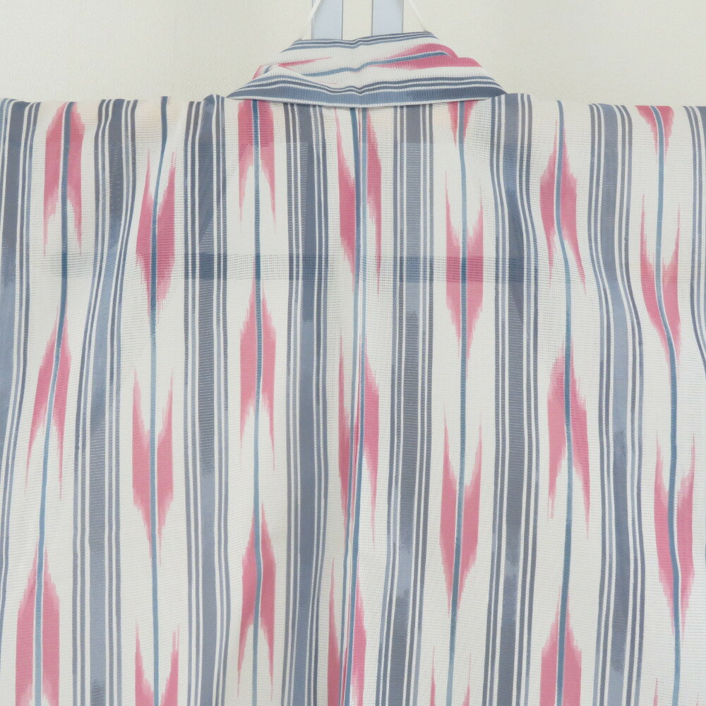 夏着物 単衣 絽 ポリエステル 白色xピンク色x薄青色 夏用 小紋 矢羽根模様 バチ衿 仕立て上がり 身丈158cm【中古】