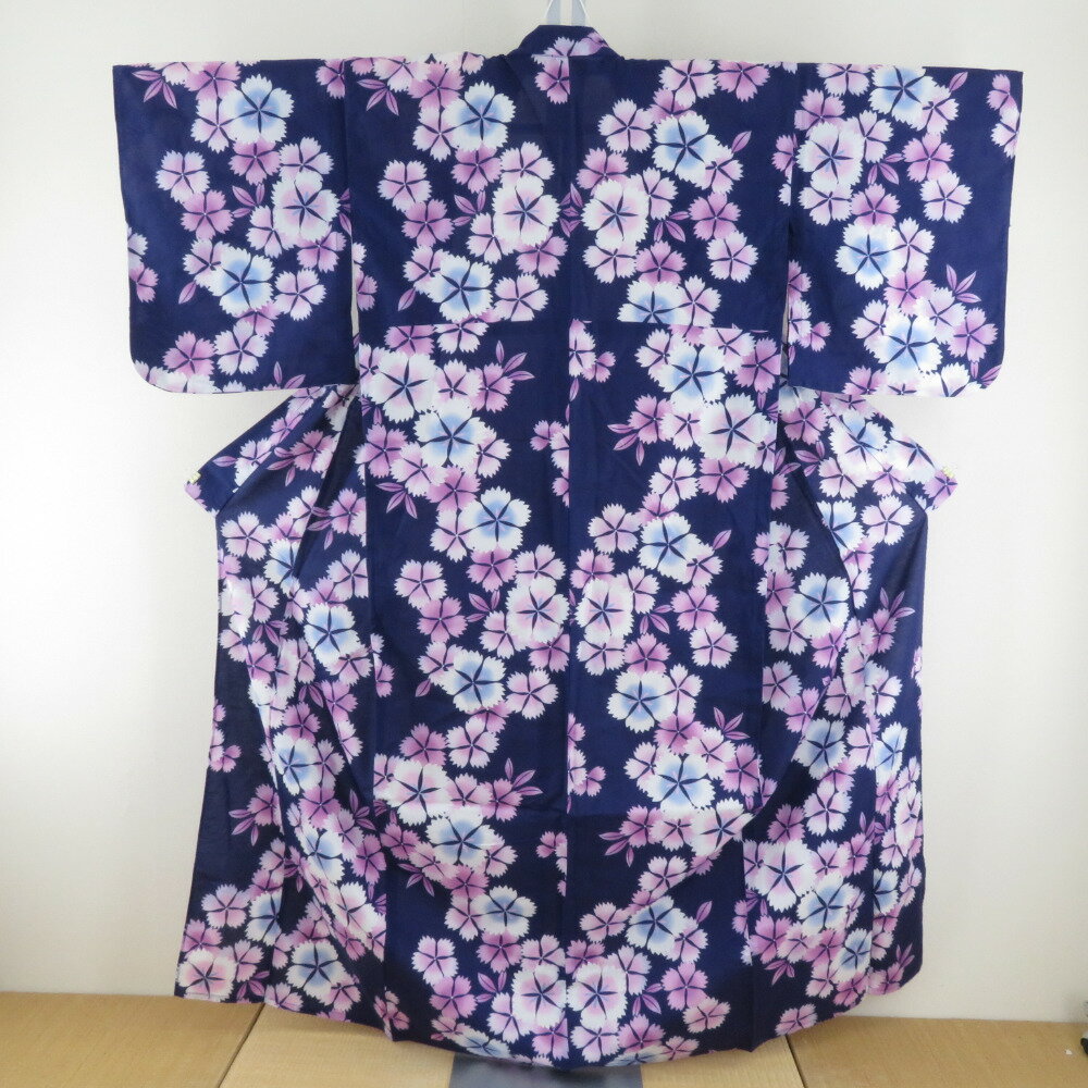 商品コードki9304AB アイテム浴衣 対象レディース カラー 紺色 x 紫色 生産国中国製 品質表示綿 サイズ 身丈(肩から)：158cm裄丈：66cm袖丈：48cm前幅：24cm後幅：30cm 保証期間初期不良（到着から1週間）のみ 商品状態 状態ランク 5：目立った傷や汚れなし 全体 裾に小さい汚れがございますが、全体的に状態は良好です。 商品説明 定番の浴衣ですので、花火大会や夏祭りなどイベントやお出掛けにおすすめです。