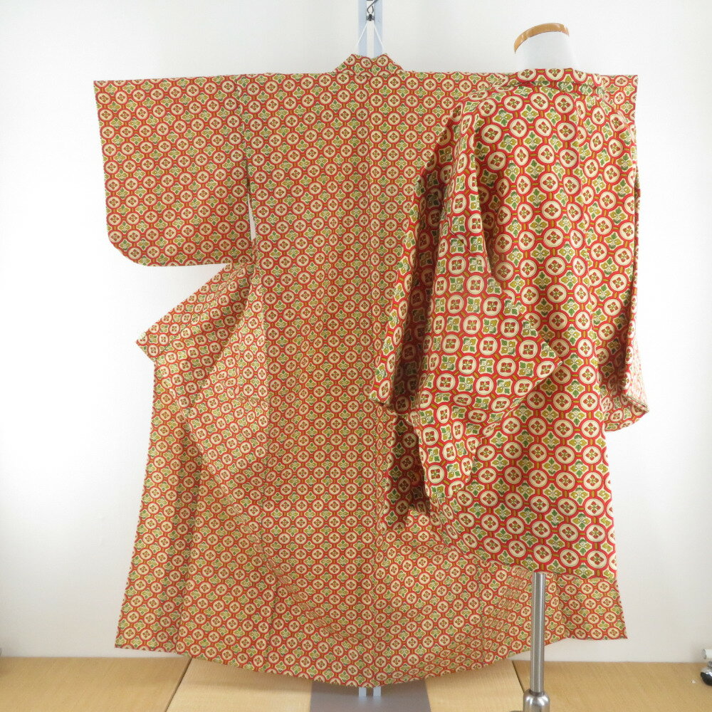 商品コードki9331AB アイテムウール着物 対象レディース カラー 黄色 x 赤色 品質表示ウール サイズ 身丈(肩から)：153cm裄丈：64cm袖丈：44cm前幅：24cm後幅：29cm 保証期間初期不良（到着から1週間）のみ 商品状態 状態ランク 5：目立った傷や汚れなし 全体 状態は良好です。防虫剤の匂いがします。 商品説明 カジュアルなウール着物と羽織のアンサンブルでございます。 普段着としても和洋折衷コーデとしても楽しみ方が色々。 ドライクリーニングがおすすめですが、ウール着物ですので自宅で手洗い洗濯もできます。 ★画像はできるだけ実物に近いように撮影しておりますが、光の加減やお使いのブラウザ環境などにより見え方が違う場合があることを予めご理解の上ご購入をお願い致します。