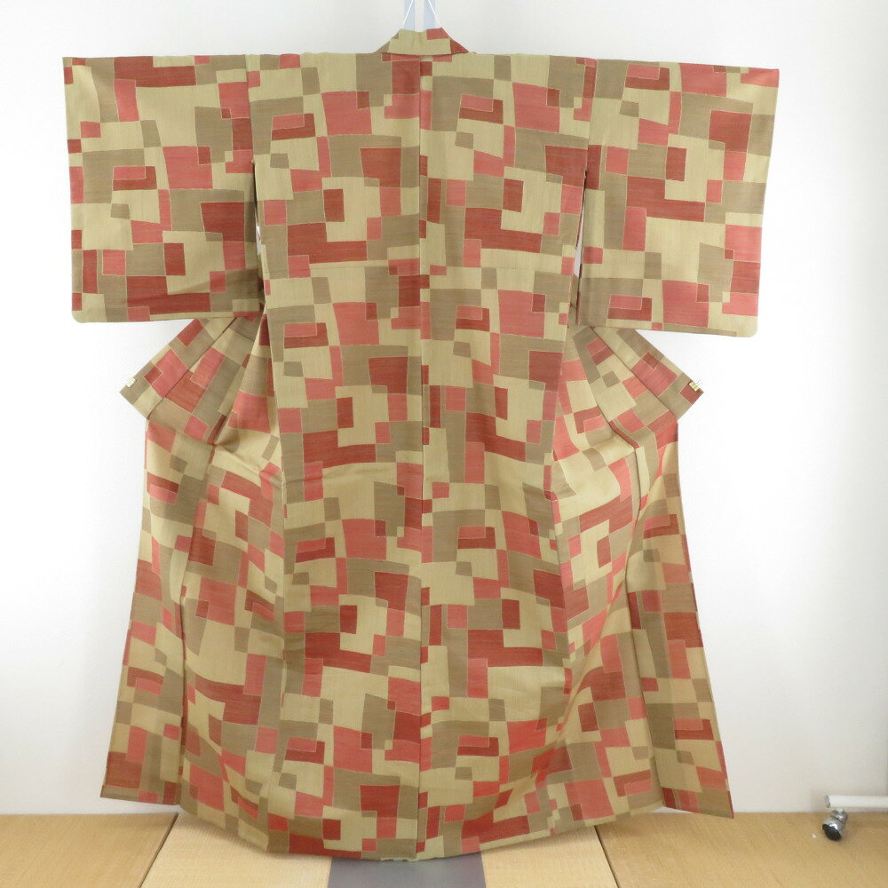 ウール着物 単衣 砂色x赤色 幾何学模様 バチ衿 カジュアルきもの 普段着物 仕立て上がり 身丈157cm【中古】