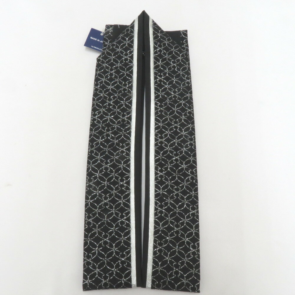 商品コードki9724AB アイテム重ね襟 対象レディース カラー 黒 ｜ シルバー 生産国日本製 サイズ 保証期間初期不良（到着から1週間）のみ 商品状態 状態ランク N：新品・新古品 商品説明 黒地に銀色の変わり七宝模様のチュールレースが華やかな重ね衿です。 普段のカジュアルコーデにもお使いいただけます。 リバーシブル仕様で黒と銀のラインが入っている側面とラインのない側面、両方お使い頂けます。 【サイズ】 幅：布部分 約5.5cm　長さ：約125cm ★画像はできるだけ実物に近いように撮影しておりますが、光の加減やお使いのブラウザ環境などにより見え方が違う場合があることを予めご理解の上ご購入をお願い致します。 店頭併売品の為、記載のない細かなダメージなどがある場合がございます。 あらかじめご了承ください。