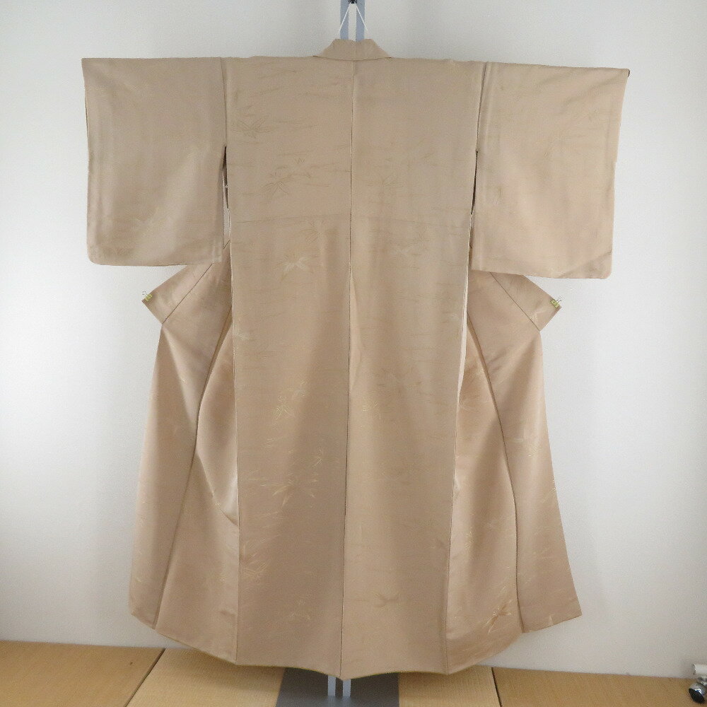 Rakuten - 小紋 単衣 正絹 ベージュブラウンx金色 金の松葉と笹模様 バチ衿 カジュアル 仕立て上がり着物 身丈147.5cm【中古】
