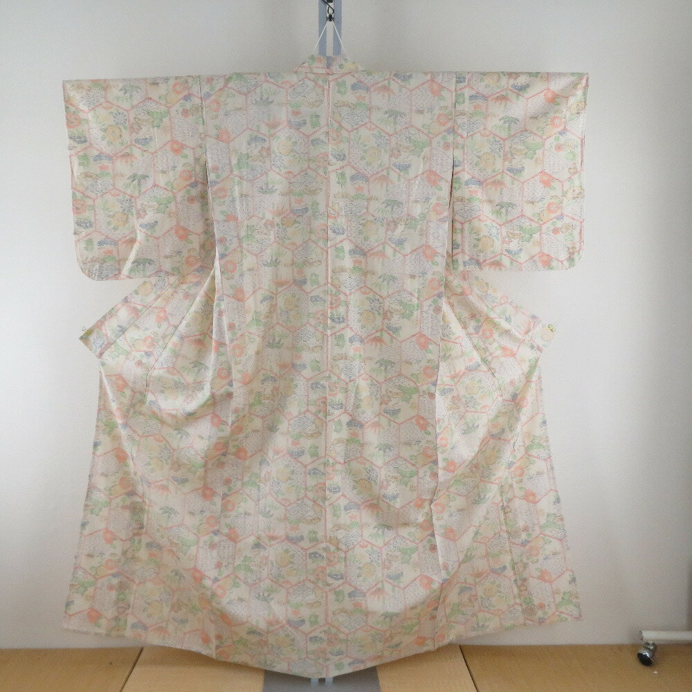 Rakuten - 紬 着物 正絹 単衣 ベージュ色x多色 亀甲に花模様 バチ衿 カジュアル 仕立て上がり着物 身丈156cm【中古】