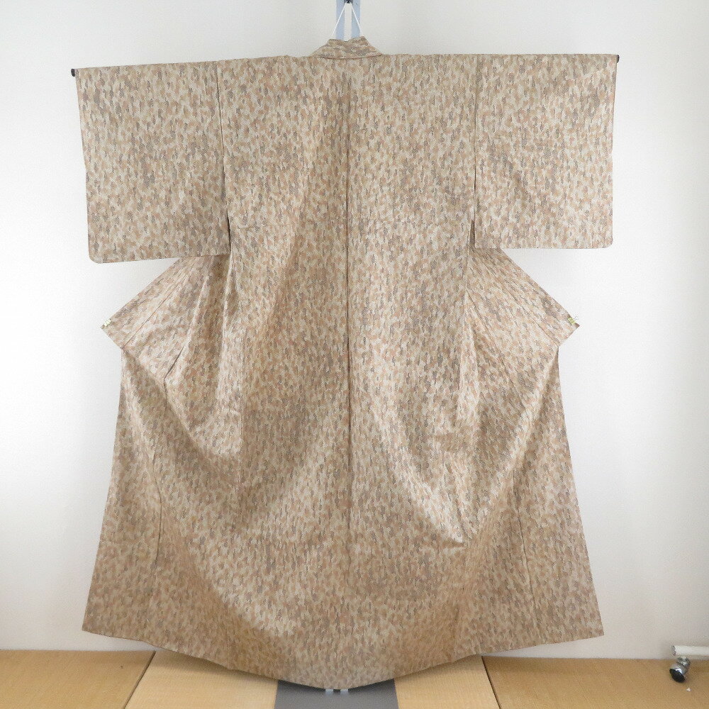 Rakuten - 紬 着物 正絹 単衣 ベージュ色x薄茶色 八掛付き 幾何学模様 バチ衿 カジュアル 仕立て上がり着物 身丈156cm【中古】