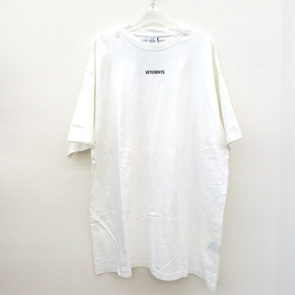 Rakuten - VETEMENTS (ヴェットモン) 半袖Tシャツ VETEMENTS　ヴェトモン　クールネック ロゴTシャツ　L　ホワイト　UE51TR540【中古】