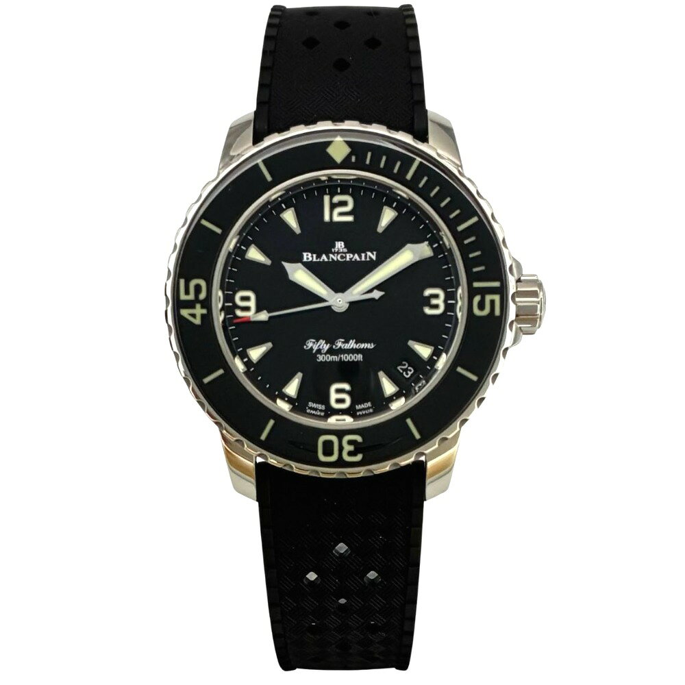商品コードcf11590 アイテム腕時計 ブランドBlancpain (ブランパン) 対象メンズ カラー ブラック Ref5007 1130 サイズ ケース：約38.2mm x 43.9mm腕周り：約20cmバンド幅：約1.9cmケース厚み：約12mm 仕様 動力：自動巻き式アナログ式・デジタル式：アナログ式形状：ラウンドカレンダータイプ：日付表示風防素材：サファイアクリスタル文字盤カラー：ブラック系ベルトカラー：ブラック系動力：自動巻き式 規格・仕様300m防水 保証期間到着から6ヵ月以内 付属品 　時計ケース、箱、外箱、冊子、クロス、保証カード 商品状態 状態ランク 5：目立った傷や汚れなし 全体 この時計にはQRコード付きの保証カードが付属します。 替えのラバーストラップも付属します 5年保証の記載がありますので2025年以降の製造個体です。 ケース全体的にあまり使用感が感じられなく状態は良好です。 腕回りは最大で約20cmまでの対応です。 その他、写真にてご確認ください。 お気軽にお問合せください。