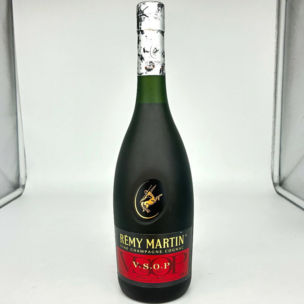 商品コードcf11607 アイテムブランデー ブランドREMY MARTIN (レミーマルタン) サイズ 液体容量700ml アルコール度数40％ 保証期間初期不良(到着から1週間)のみ 商品状態 状態ランク S：未着用品・未使用品 全体 ボトル 液量 澱の状態は良好です。 ネックに色剥げがございます 20歳以上の年齢を確認できない場合は酒類を販売いたしません。 この商品は古酒のため、沈殿物や浮遊物等が生じている場合があります。中身、コルク等の保証はできませんのでご了承ください。 画像に映っているものがすべてです