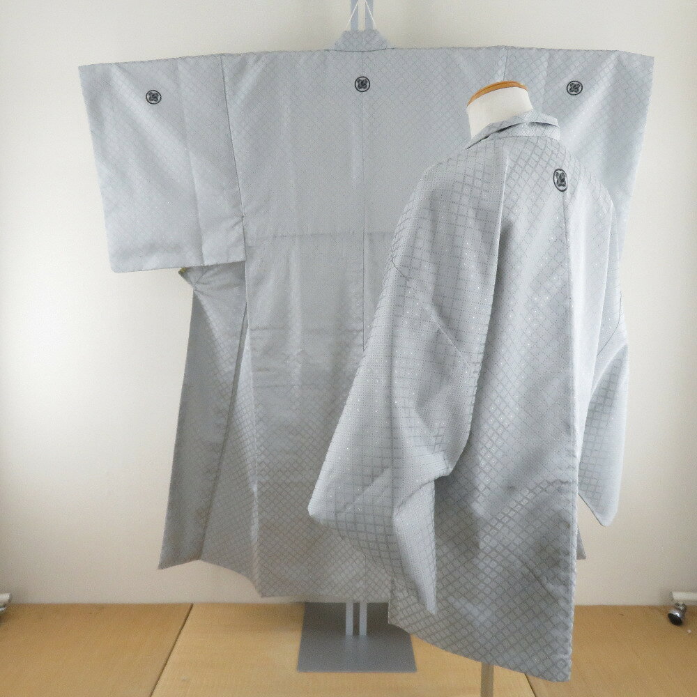商品コードki11362AB アイテム男着物 対象メンズ カラー グレー 品質表示化繊 サイズ 身丈(肩から)：142cm裄丈：71.5cm袖丈：52.5cm前幅：26cm後幅：30cm 保証期間初期不良（到着から1週間）のみ 商品状態 状態ランク 5：目立った傷や汚れなし 全体 着物の衿筋に汚れがございます。着物と羽織も、所々糸の飛び出がございます。裏地にマジックペンの書きがございます。 商品説明 男性成人式用の羽織と着物のセットでございます。成人式にぴったりなお洒落で華やかなスタイルです！