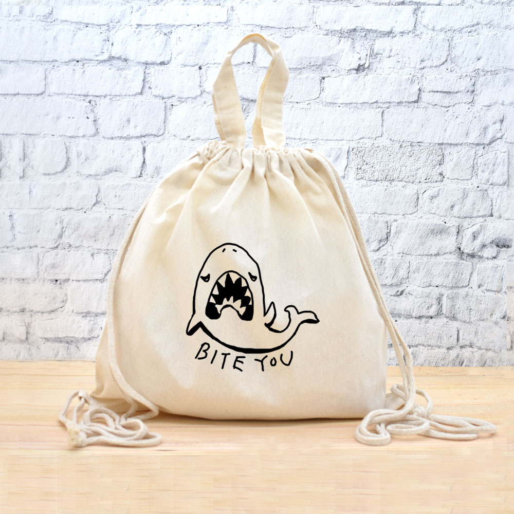 【即納 名入れ無し】 ナップサック リュック [ サメ BITE YOU ] 鮫 シャーク ジョーズ 魚 釣り 動物 釣..