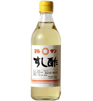 品　　名 すし酢 原材料名 米酢　砂糖　食塩 内 容 量 360ml 賞味期限 別途商品ラベルに記載 保存方法 直射日光を避け、冷暗所に保存し、開栓後は早めにご使用ください。 製 造 者 合名会社　今川酢造 石川県金沢市野町3-19-1 coco彩果　セレクト石川県金沢市。その中でも、古くからの寺が町に並ぶ「寺町界隈」のそば。 通りから一本入った静かな佇いの町並みの中にあり、お店の前を通ると ふわっ　っとやさしい酢の香りが漂ってきます。 日本でも数少ない、“静置発酵法（せいちはっこうほう）”で時間と手間をかけて造る、 お酢。 今川酢造のお酢造りは、国産の米を仕入れ、酒を造るところから始まります。 &nbsp;三代目社長の今川英雄さんです。 ご夫婦ともいつも、にこにこ。 「酢造りを知ってもらうには見てもらった方が分かりやすいからね」と丁寧に蔵の中を案内して下さいます。 国産の原料を使い、冬の寒い時期から3ヶ月かけて酒を造り、 4ヶ月かけて酢を造ります。 出来上がるまでに7ヶ月・・・ ゆっくりと、手間と時間と愛情を込めたお酢をご賞味下さい。 ＊＊＊＊＊＊＊＊＊＊＊＊＊＊＊＊＊＊＊＊＊＊＊＊＊＊＊＊＊＊ 【 静置発酵醸造 とは】 酢は、速醸造法・準速醸造法での製法と、天然醸造法で造られるものなどがあります。 短いものは、わずか3日で出来てしまいます。 今川酢造はタンクでゆっくり醗酵する天然醸造法（静置醗酵法）で造っていて、この方法は日本でも数少ない造り方となっています。 お酒（醪・もろみ・製造免許を要する）を造ってからお酢にるしてので、大変時間と手間がかかっています。 ＊＊＊＊＊＊＊＊＊＊＊＊＊＊＊＊＊＊＊＊＊＊＊＊＊＊＊＊＊＊ まずは、寒い冬の酒造りから。 　 酒ができたら、酢の蔵に移して酢造り。 ◇今川酢造さんへ蔵見学に行ってきました◇ その時の様子はこちらでご覧ください。 &nbsp; &nbsp; お酢は、原料のお米で味や風味が異なります。 「国産うるち米」を使用した“純米酢”と 「富山県産紫黒米」を使用した“紫黒酢”がオススメです。 　　 他にも、「三杯酢」、「すし酢」、 石川県で親しまれている“金時草(きんじそう)”で赤く色づけた「花色すし酢」、 石川県産の唐辛子“剣先なんば”を漬け込んだ「辛味酢」などもございます。 &nbsp; &nbsp; その他のお酢はこちらからどうぞ→今川酢造 カテゴリーページヘ 水や炭酸水で割って、サワードリンクに、 ヨーグルトやドレッシングにもお使いいただける、 石川県産の果物をたっぷり漬け込んだ果実酢・ビネガーも揃っています。&nbsp;&nbsp; その他のお酢はこちらからどうぞ→今川酢造 カテゴリーページヘ 熱いごはんに混ぜるだけで美味しいすし飯ができます。酢の物にも、そのまま和えて召し上がって頂けます。