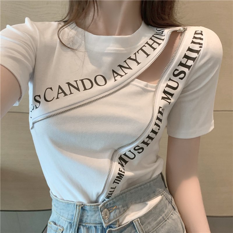 ロゴTシャツ個性的なジッパーデザインTシャツ♡ヘルシーな肌見せができるカットアウト。シンプルロゴデザインで大人可愛い♪【カラー】ホワイト、ブラック【サイズ】S、M、LS 着丈56cm　バスト80cm　M 着丈57cm　バスト84cm　L 着丈58cm　バスト88cm　注：手動測定にて、1～4cmの誤差が生じる場合がございます。撮影ライトとモニターの関係で、写真と異なる場合がございます。【発送について】・海外からのお取り寄せ商品のため、ご入金確認後、お届けまでに「通常10-28日程度」のお時間がかかります。・通常よりもお時間がかかってしまう場合もございますので、納期には十分な余裕をもってご購入いただきますようお願いいたします。・欠品や商品の不具合などにより、商品をお届けすることができず、ご注文をキャンセルさせていただく場合もございますのでご了承ください。【キャンセルについて】・ご注文確定後のキャンセルや内容変更はお受けすることができません。・ただし、商品のお届けが通常納期を超えてしまう場合にはご注文のキャンセルが可能です。その際は「キャンセル希望」と明記の上、購入履歴の「お問い合わせ」ボタンからご連絡いただきますようお願いいたします。【商品について】・海外製品のため日本商品に比べ品質が劣ります。糸のほつれ、多少の汚れやシミ、ファスナーが固い、デザインの若干の違い、若干の色味の違いなどは不良品には該当しませんのでご了承ください。・お手持ちの携帯やPCの画面設定の影響により、実物と色味が異なって見える場合がございます。【返品交換について】・返品や交換をご希望の場合は、商品到着後「5日以内」にご連絡ください。5日を超えてしまった場合は返品も交換もお受けできませんので、商品が届きましたらすぐに開封し商品のご確認をお願いいたします。・サイズが合わない、イメージ違いなど、お客様都合での返品や交換につきましては、海外からの送料と返品送料はお客様のご負担となります。ただし、未着用商品に限ります。ご不安な点、ご不明な点などがございましたら、お問い合わせフォームより、いつでもお気軽にお問い合わせくださいませ。最後までご覧くださり、ありがとうございました。