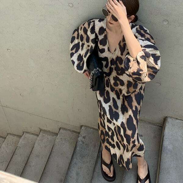 【送料無料】レディース レオパード Vネック ワンピース ボリュウームスリーブ オーバーサイズ スリット 大人可愛い ママコーデ ママファッション 韓国系 オルチャン 人気 トレンド 新作 20代 30代 40代 きれいめ レトロ シンプル お出かけ デート おしゃれ 通勤 通学