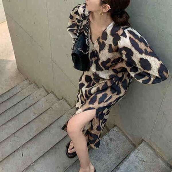 【送料無料】レディース レオパード Vネック ワンピース ボリュウームスリーブ オーバーサイズ スリット 大人可愛い ママコーデ ママファッション 韓国系 オルチャン 人気 トレンド 新作 20代 30代 40代 きれいめ レトロ シンプル お出かけ デート おしゃれ 通勤 通学