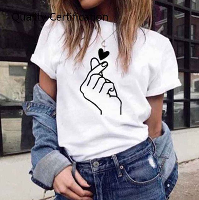 Short Sleeves - 【送料無料】レディース プリントTシャツ 指ハート 半袖トップス ラウンドネック 双子コーデ 大人可愛い ママコーデ ママファッション 韓国 オルチャンファッション 人気 トレンド 新作 20代 30代 40代 きれいめ レトロ シンプル 定番 スタイリッシュ お出かけ デート