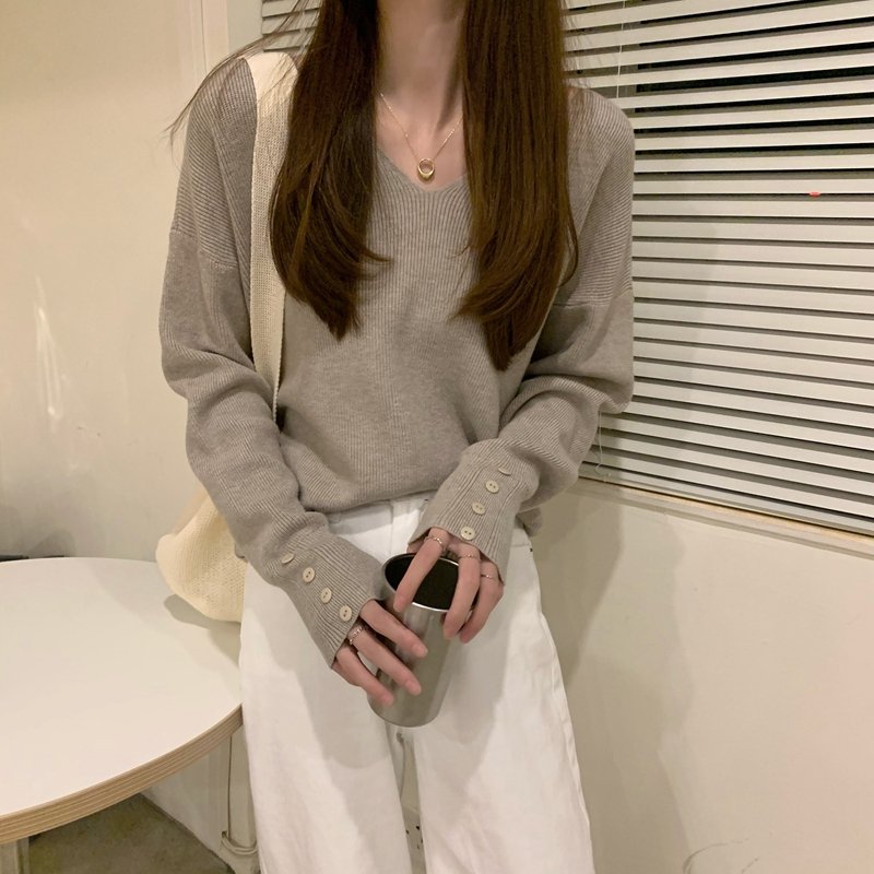 V-Neck - 【送料無料】レディース リブ編み ニット セーター 袖口ボタンデザイン Vネック 大人可愛い ママコーデ ママファッション 韓国 オルチャンファッション 人気 トレンド 新作 20代 30代 40代 きれいめ レトロ シンプル 無地 定番 お出かけ デート おしゃれ 通勤 通学 オフィス