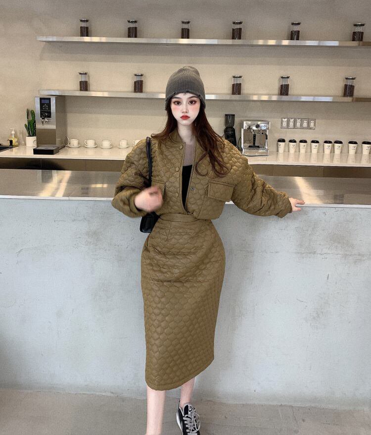 【送料無料】レディース 【セットアップ】キルティング ジャケット ミドル丈 スカート ツーピース 2カラー 大人可愛い ママコーデ ママファッション 韓国 オルチャンファッション 人気 トレンド 新作 20代 30代 40代 きれいめ レトロ シンプル 定番 スタイリッシュ お出かけ