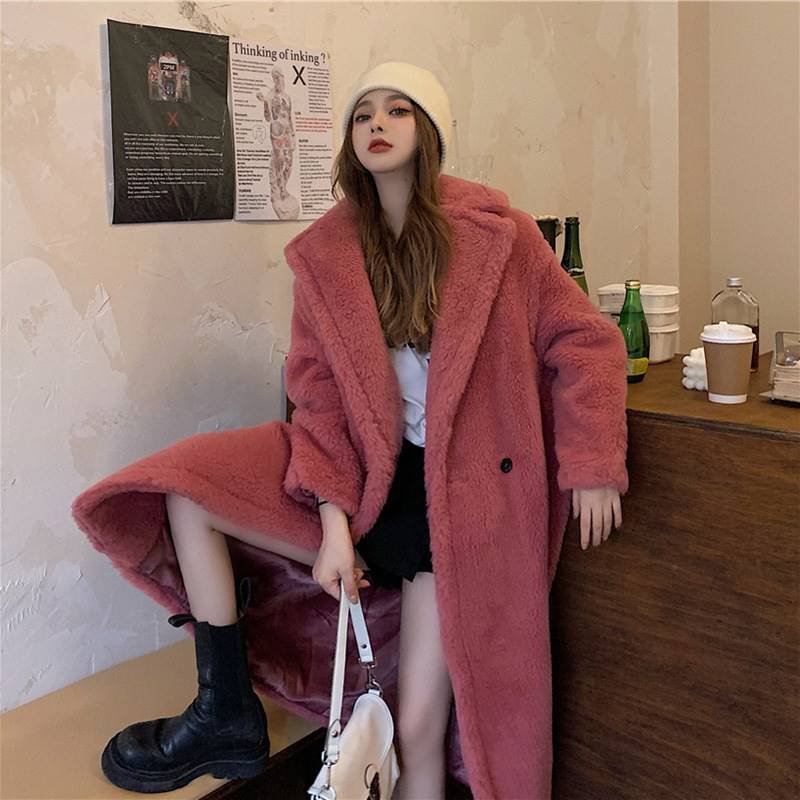 ♡今年も大人気！厚手のボアアウター♡サッと羽織れてゆったりとしたシルエットのロングコート。シンプルなデザインで、スッキリとしたラインが細見え効果抜群。見ためでも暖かみを感じられるアイテム◎カジュアルからオフィスカジュアルまで、幅広く使える優秀アウターです＾＾【カラー】ピンク、ベージュ【サイズ】ワンサイズ着丈109cm　バスト134cm　肩幅55cm　袖丈50cm注：手動測定にて、1～4cmの誤差が生じる場合がございます。撮影ライトとモニターの関係で、写真と異なる場合がございます。【発送について】・海外からのお取り寄せ商品のため、ご入金確認後、お届けまでに「通常10-28日程度」のお時間がかかります。・通常よりもお時間がかかってしまう場合もございますので、納期には十分な余裕をもってご購入いただきますようお願いいたします。・欠品や商品の不具合などにより、商品をお届けすることができず、ご注文をキャンセルさせていただく場合もございますのでご了承ください。【キャンセルについて】・ご注文確定後のキャンセルや内容変更はお受けすることができません。・ただし、商品のお届けが通常納期を超えてしまう場合にはご注文のキャンセルが可能です。その際は「キャンセル希望」と明記の上、購入履歴の「お問い合わせ」ボタンからご連絡いただきますようお願いいたします。【商品について】・海外製品のため日本商品に比べ品質が劣ります。糸のほつれ、多少の汚れやシミ、ファスナーが固い、デザインの若干の違い、若干の色味の違いなどは不良品には該当しませんのでご了承ください。・お手持ちの携帯やPCの画面設定の影響により、実物と色味が異なって見える場合がございます。【返品交換について】・返品や交換をご希望の場合は、商品到着後「5日以内」にご連絡ください。5日を超えてしまった場合は返品も交換もお受けできませんので、商品が届きましたらすぐに開封し商品のご確認をお願いいたします。・サイズが合わない、イメージ違いなど、お客様都合での返品や交換につきましては、海外からの送料と返品送料はお客様のご負担となります。ただし、未着用商品に限ります。ご不安な点、ご不明な点などがございましたら、お問い合わせフォームより、いつでもお気軽にお問い合わせくださいませ。最後までご覧くださり、ありがとうございました。