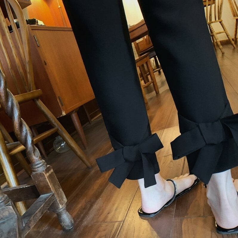 Rakuten - バックリボン ストレートパンツ レディース 裾リボン サイドファスナー ウエストタック アンクル丈 9分丈 クロップドパンツ 美脚 細見え 高見え きれいめ 上品 オフィス カジュアル ブラックパンツ 体型カバー 着痩せ 韓国ファッション 大人可愛い 30代 40代 ファッション