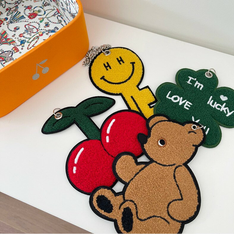 チェーン型 サガラ刺繍 ニコちゃんバッグチャーム 鍵型 取り外し簡単 キーホルダー 韓国 キーリング スマイル チェリー 四葉のクローバー 大きめ キーチャーム y2k おしゃれ かわいい パイル 刺繍 トートバッグ お揃い 韓国雑貨 プチギフトの商品画像 2