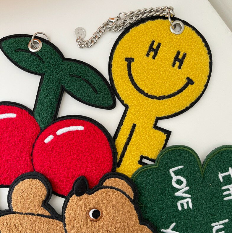 Rakuten - チェーン型 サガラ刺繍 ニコちゃんバッグチャーム 鍵型 取り外し簡単 キーホルダー 韓国 キーリング スマイル チェリー 四葉のクローバー 大きめ キーチャーム y2k おしゃれ かわいい パイル 刺繍 トートバッグ お揃い 韓国雑貨 プチギフト
